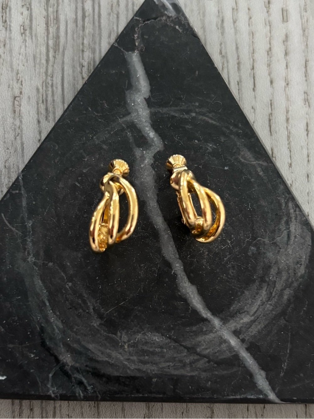 Vintage earrings in gold tone. Screw back in EUC.